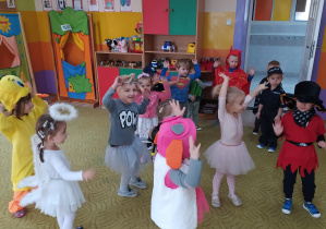 Dzieci tańczą w strojach andrzejkowych
